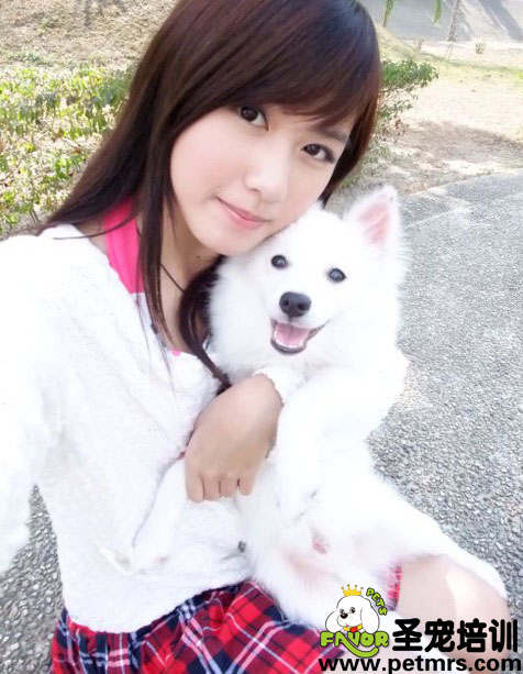 美女與狗狗