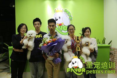 獲獎學(xué)生與老師合影留念