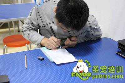 圣寵學(xué)員胡祖強(qiáng)正在考試