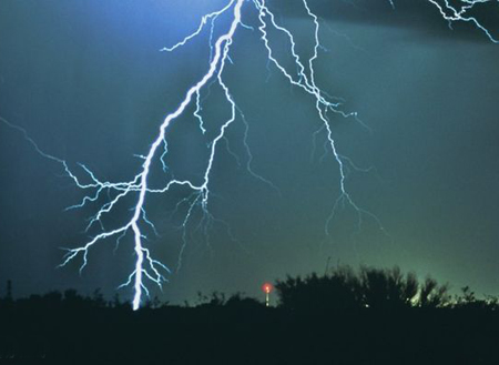 雷電交加