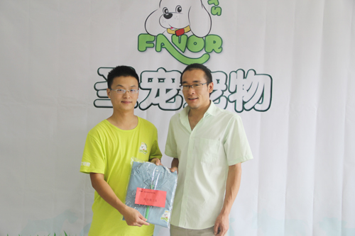 由惠強老師為總積分第三名學員魏波頒發獎品