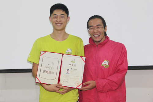 圣寵寵物美容學(xué)校27期學(xué)員薛善良與老師合影