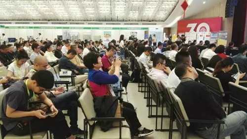 圣寵董事長受邀出席2016寵物企業領袖峰會并主持研討會